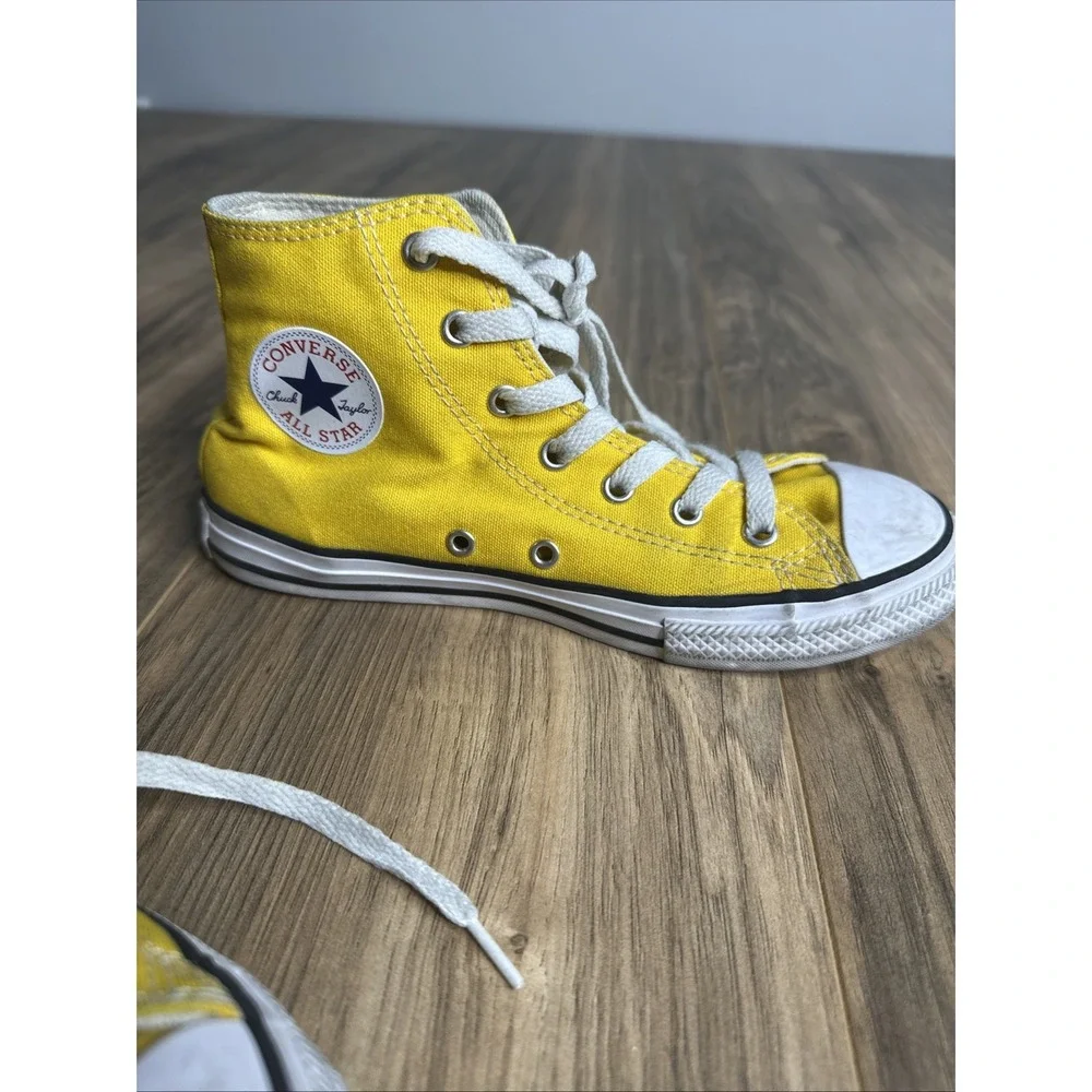 Chick Taylor Converse Kids‎ Size 3 High top Sneakers Yellow